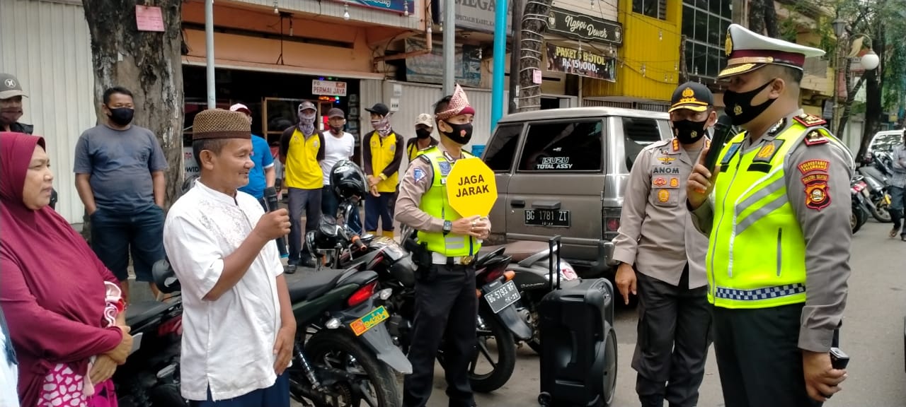 Polrestabes Palembang bersama tim Gugus Tugas Penanganan Covid-19 melakukan razia masker di Kota Palembang, Senin (14/9).