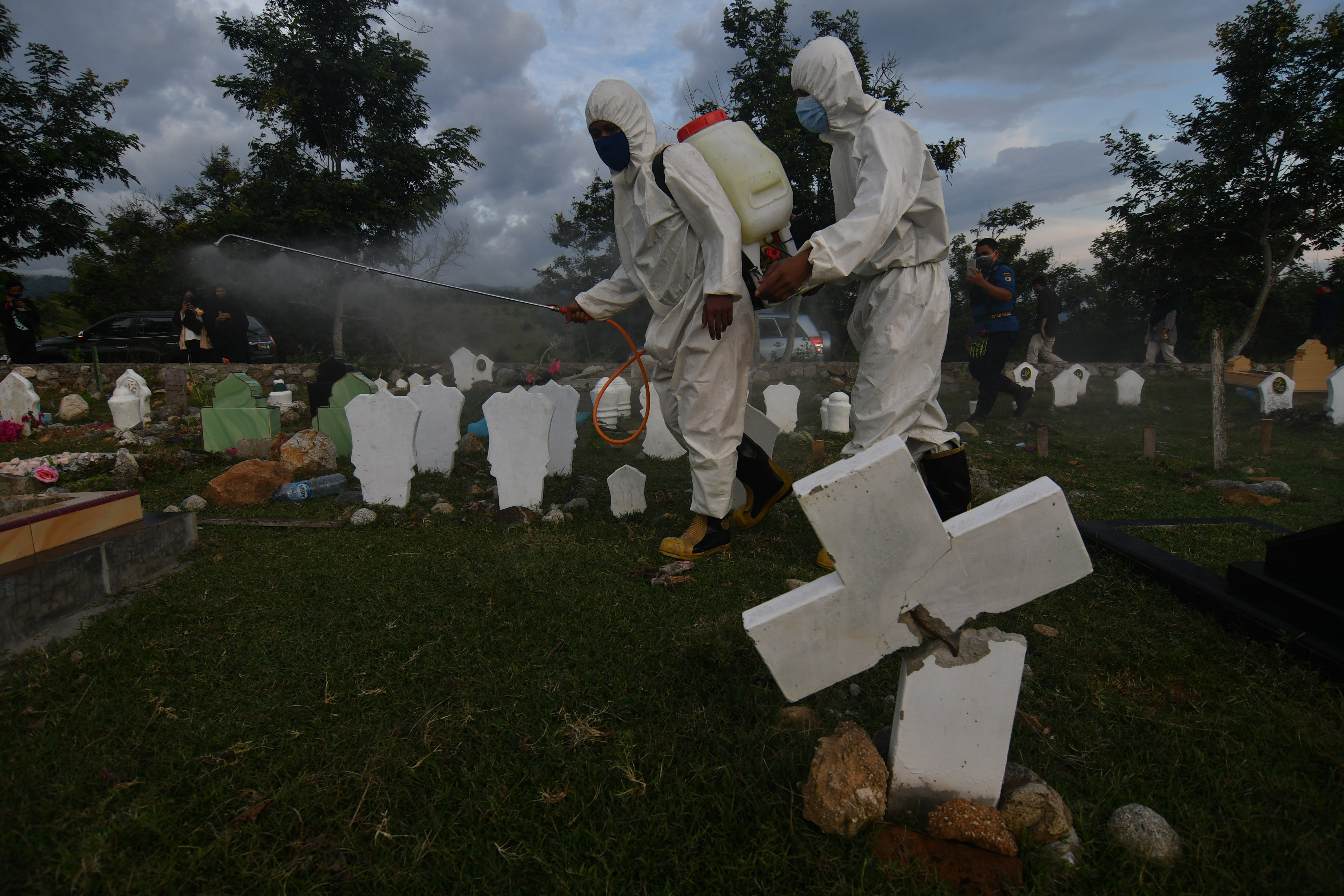 Disinfeksi area pemakaman yang ramai dikunjungi oleh peziarah di Palu, Sulawesi Tengah, Senin (28/9/2020).