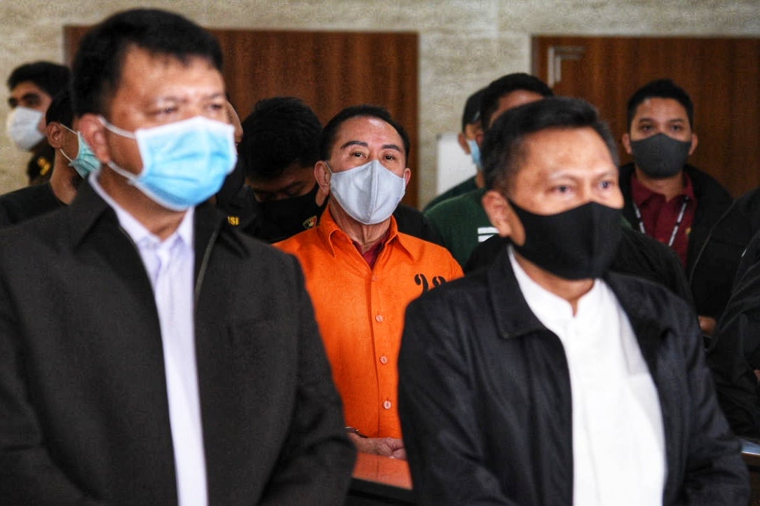 Terpidana kasus korupsi pengalihan hak tagih (cessie) Bank Bali Joko Tjandra (memakai rompi orange)