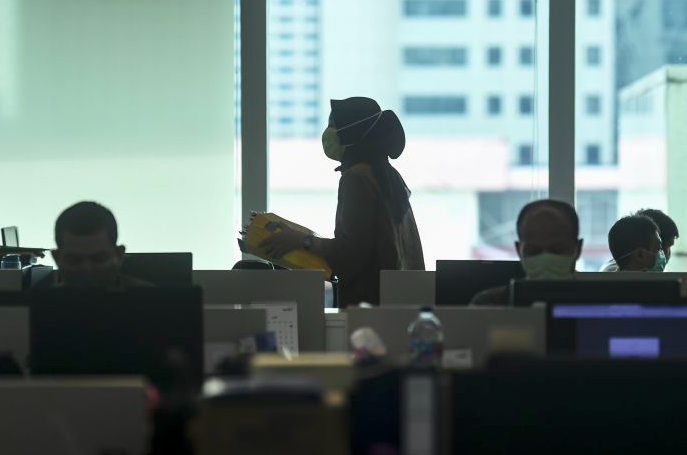 Karyawan melakukan aktivitas di pusat perkantoran, kawasan SCBD, Jakarta, Senin (8/6).