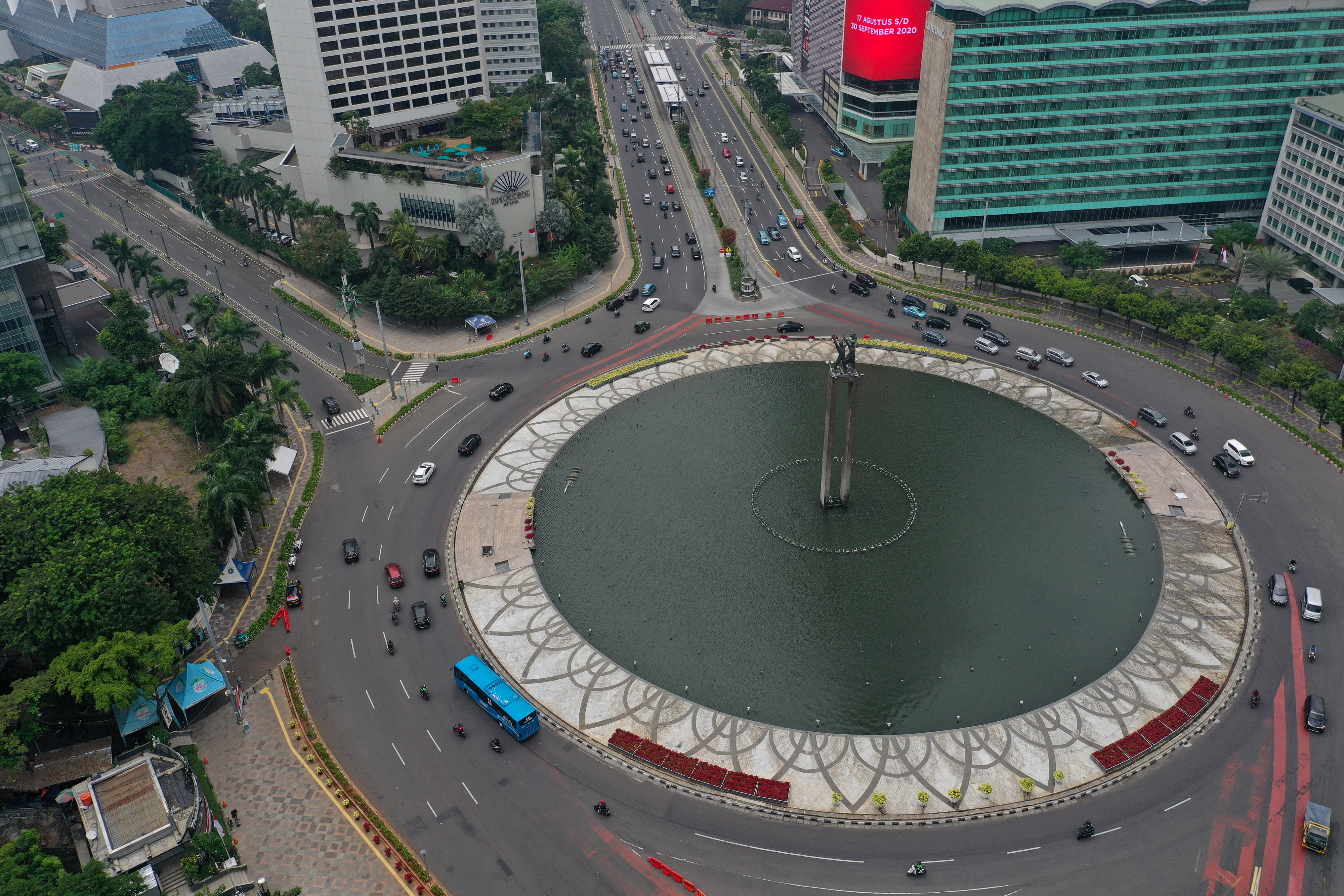 Foto aerial suasana kendaraan melintas di Bundaran HI, Jakarta, Senin (14/9).