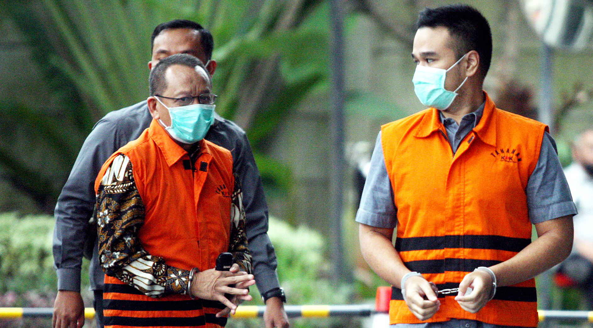 Mantan Sekretaris Mahkamah Agung (MA) Nurhadi bersama menantunya, Rezky Herbiyono (kanan)