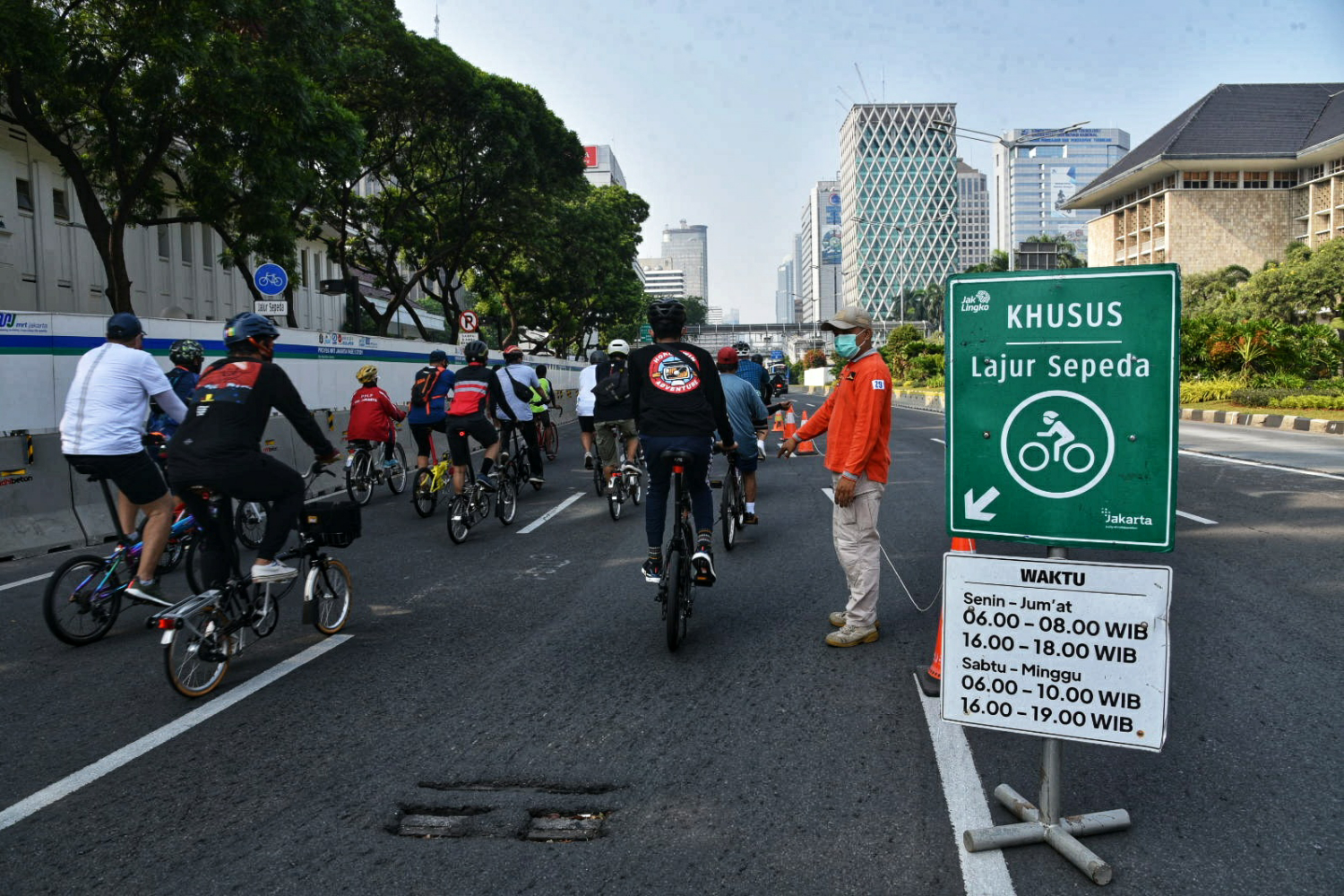 Warga bersepeda di kawasan Jalan Jendral Sudirman, Jakarta Pusat, Minggu (6/9/2020).