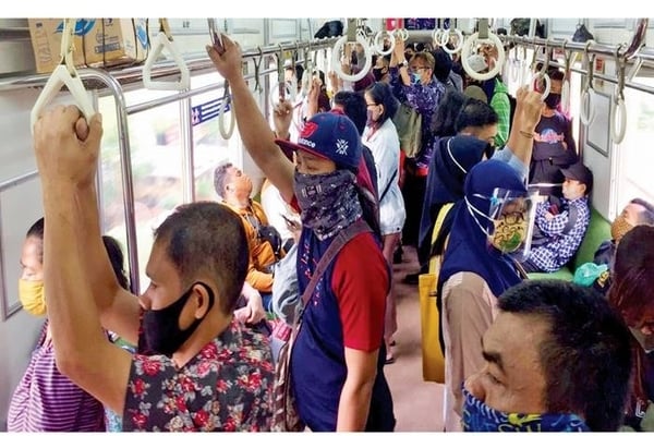Warga menaiki KRL commuter line dari Stasiun Sudimara, Tangerang Selatan, menuju Jakarta, kemarin.