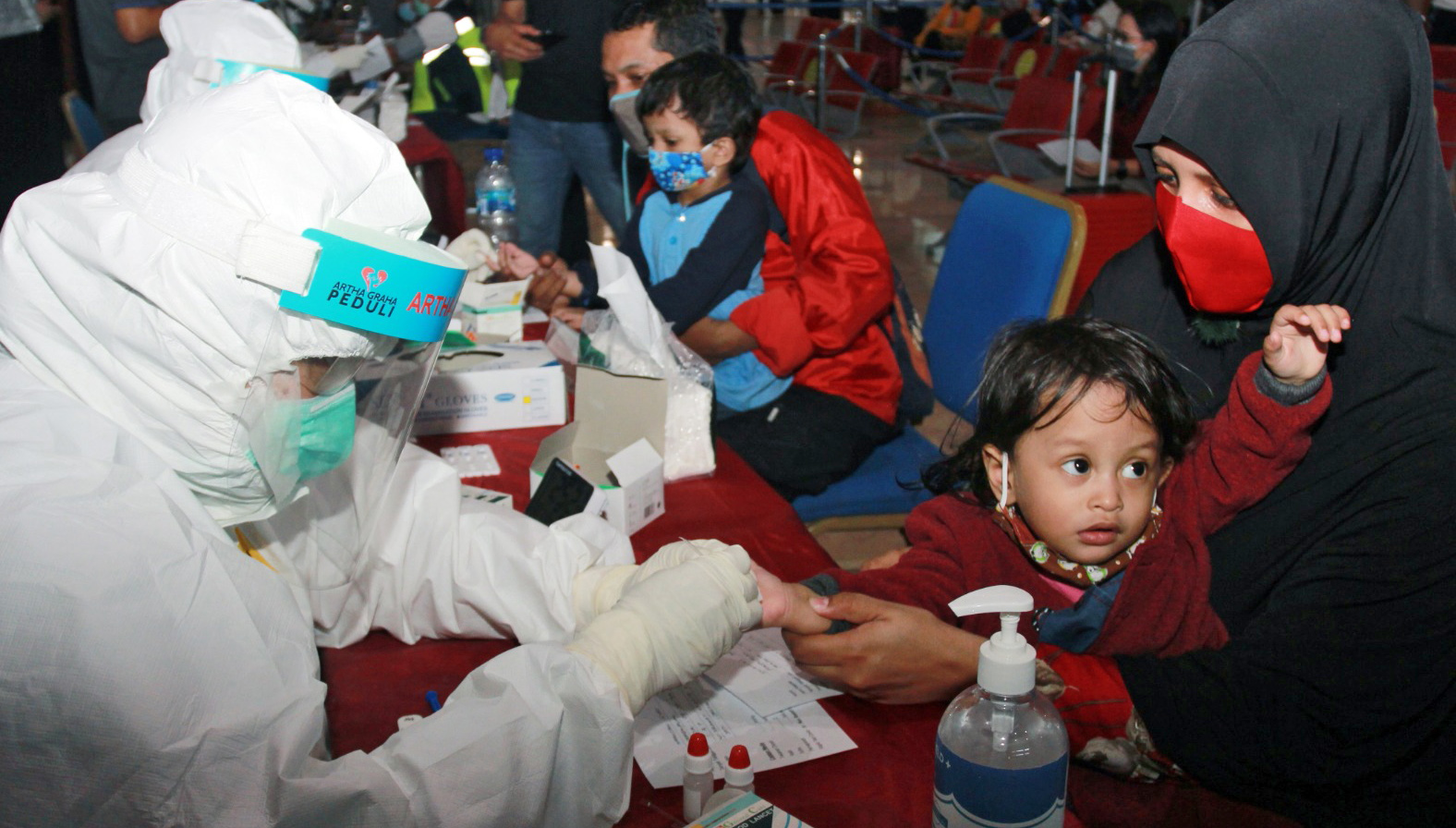 Petugas medis mengambil sampel darah calon penumpang pesawat saat rapid test covid-19 di Terminal 2 Bandara Soekarno Hatta, Tangerang, (25/6