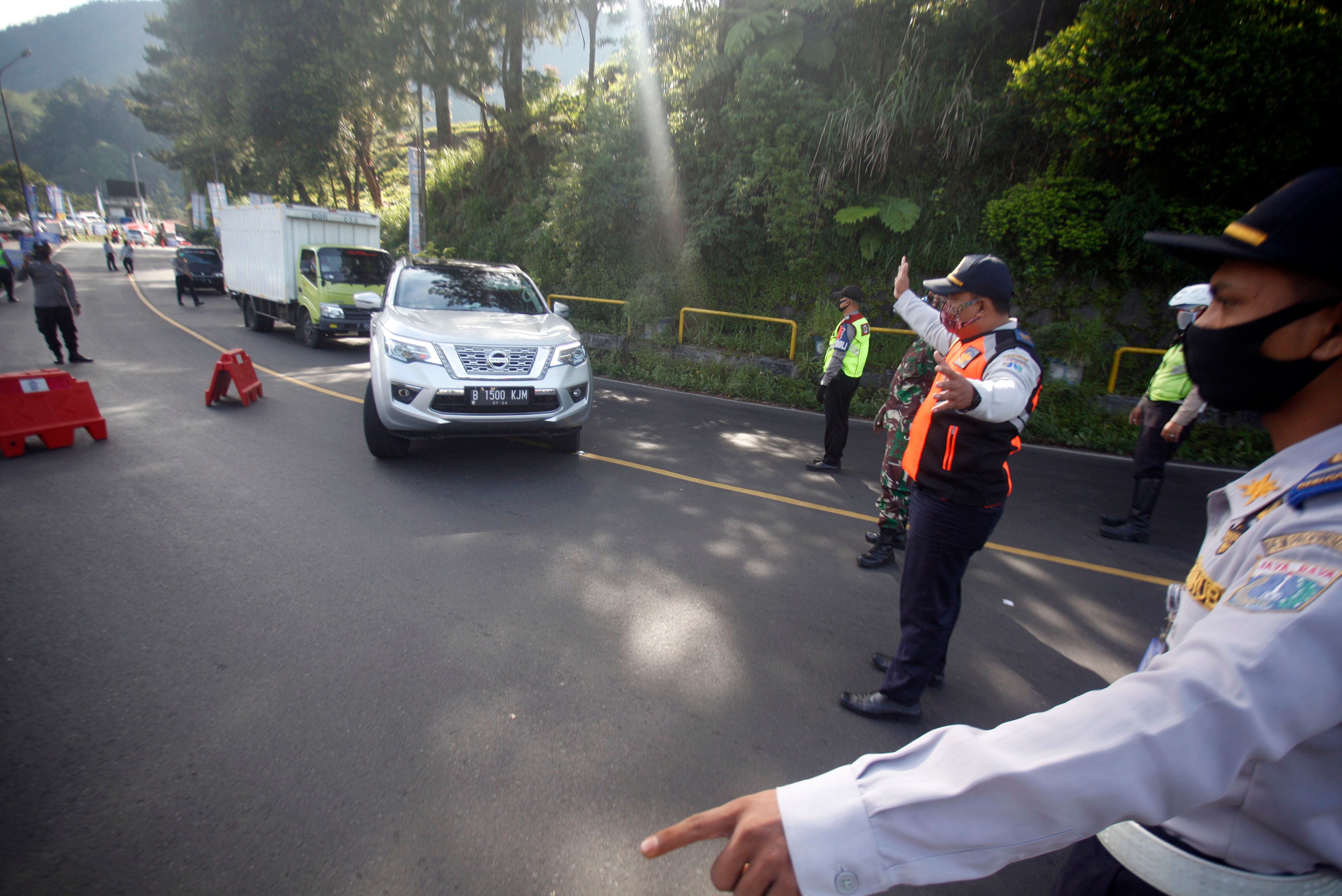 Ilustrasi:  Petugas gabungan memutar balik kendaraan di titik pemeriksaan perbatasan Bogor-Cianjur, Jalan Raya Puncak
