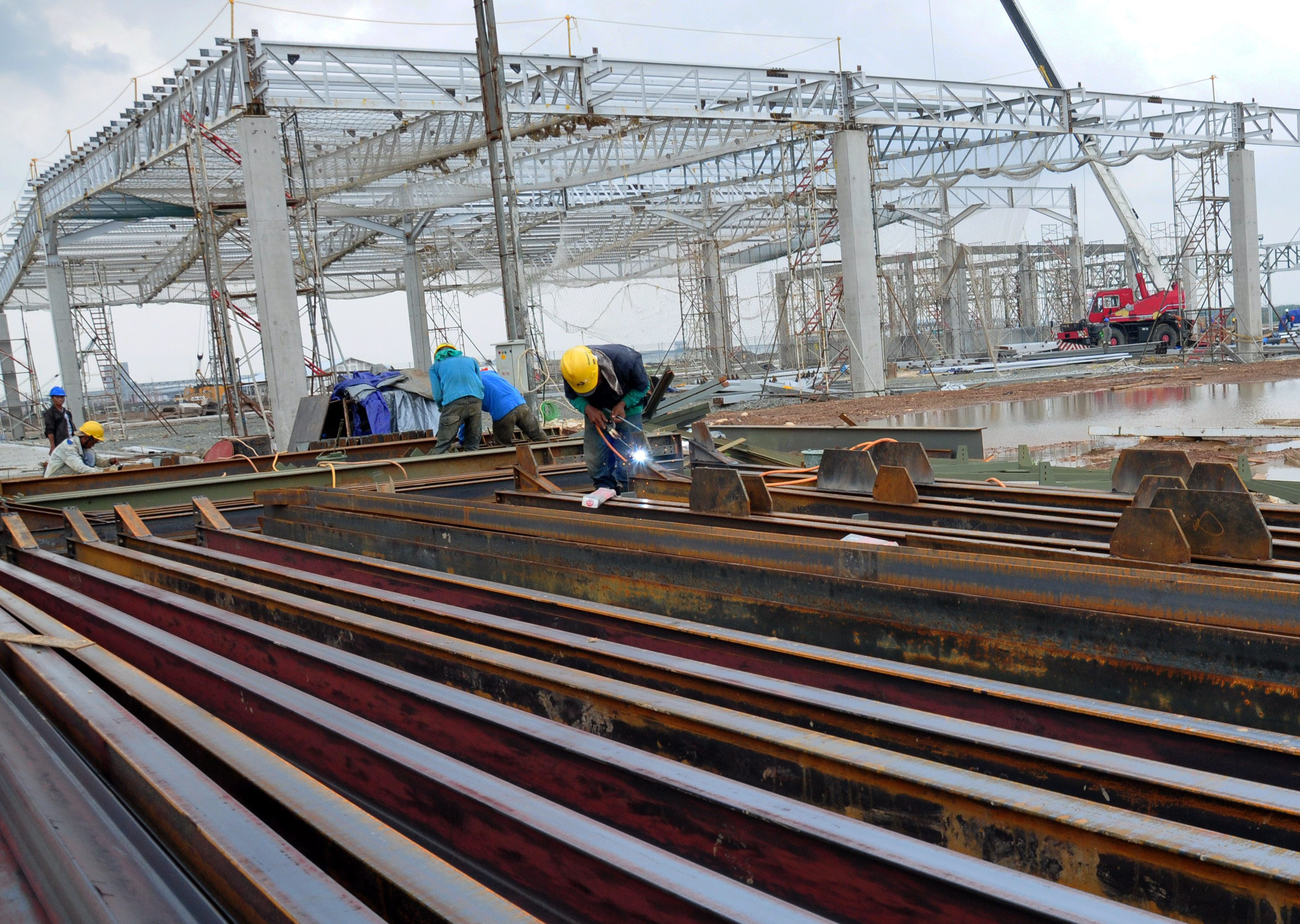 Sejumlah pekerja menyelesaikan pembangunan pabrik di kawasan Karawang International Industrial City (KIIC), Karawang, Jawa Barat.