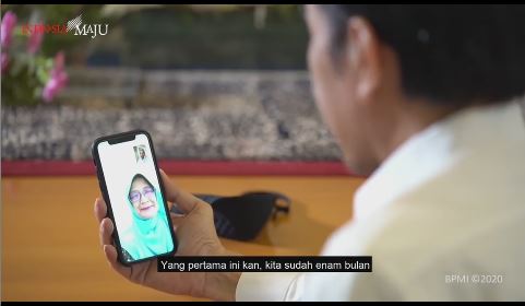Rika Susy Wati, guru SMP Negeri 7 Kota Padang, Sumatra Barat berbicara dengan Presiden Jokowi lewat video call.