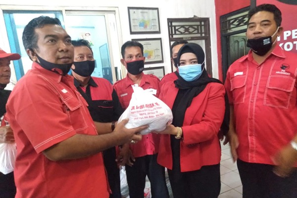 Legislator Dewi Aryani memberikan sembako kepada warga kurang mampu saat pandemi.