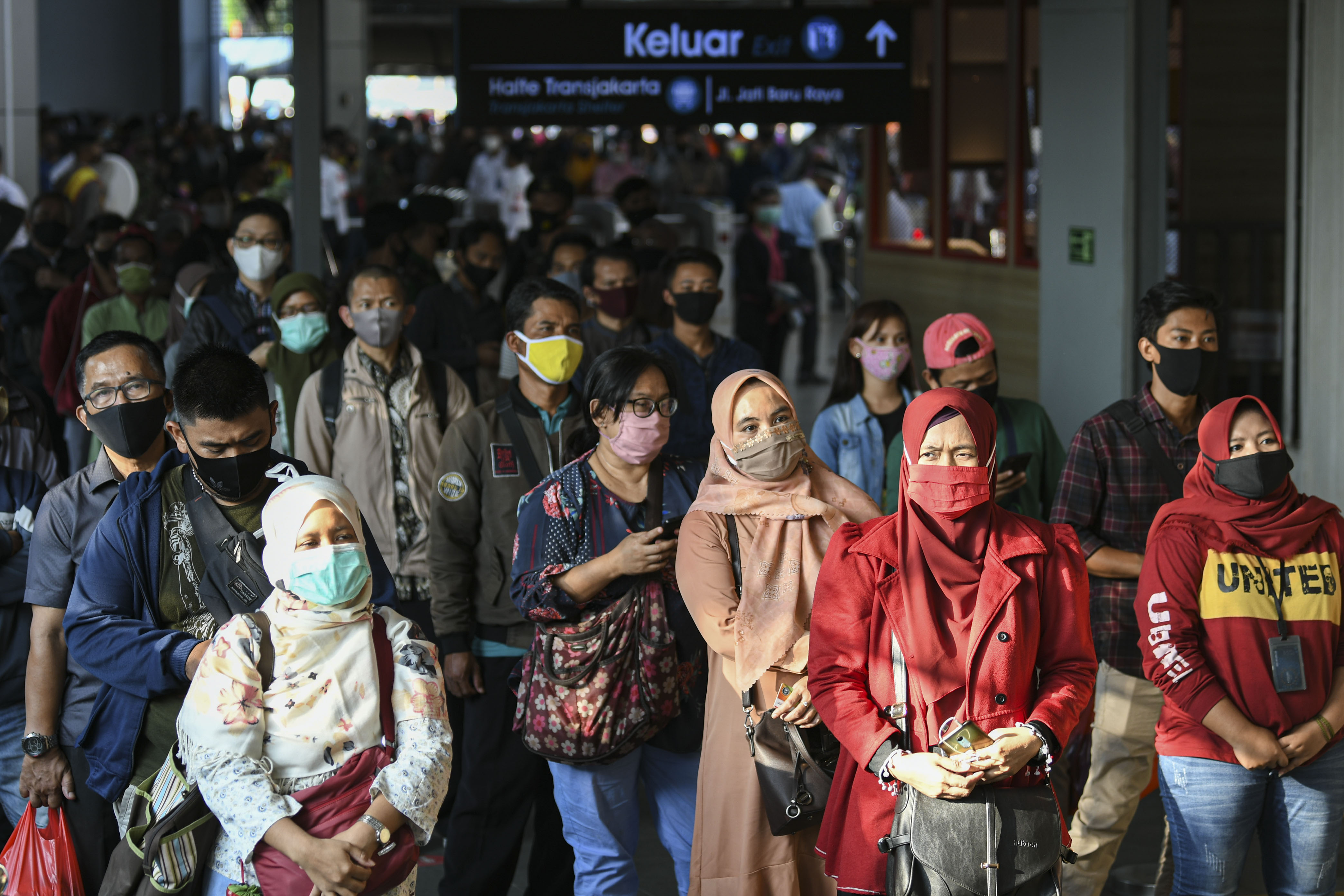 Sejumlah pekerja antre menunggu rangkaian KRL di Stasiun Tanah Abang.