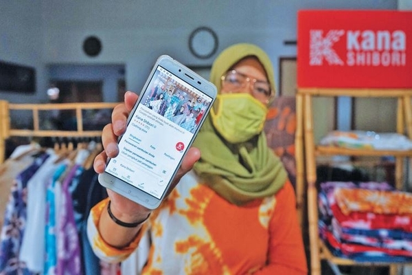 Pelaku UMKM menunjukkan kerajinan produksinya yang dipasarkan melalui online marketplace, di galeri Kana Shibori, Yogyakarta, Sabtu (15/8).