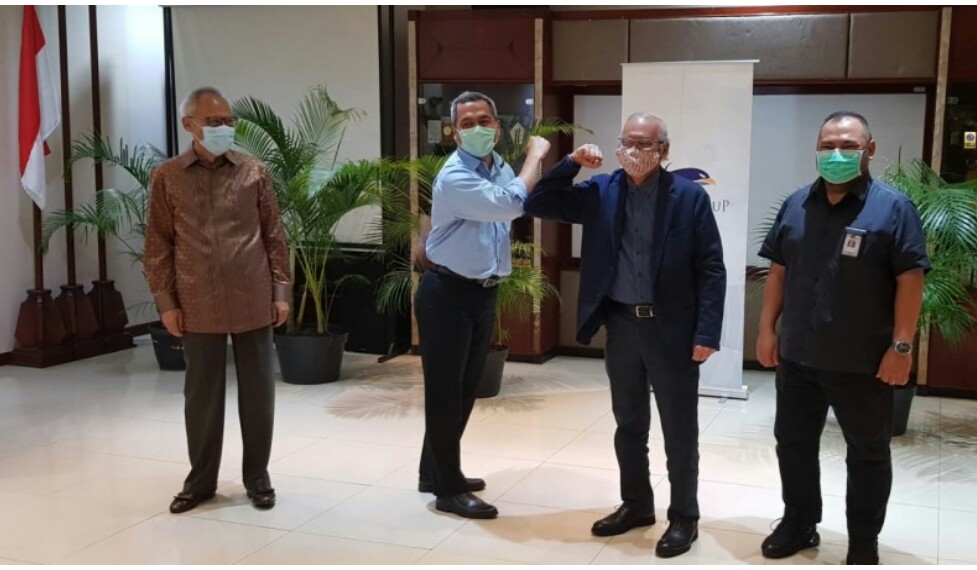 Serah terima jabatan Ketua Dewan Redaksi Media Group dari Saur Hutabarat (kedua dari kanan) kepada Usman Kansong (kedua dari kiri).