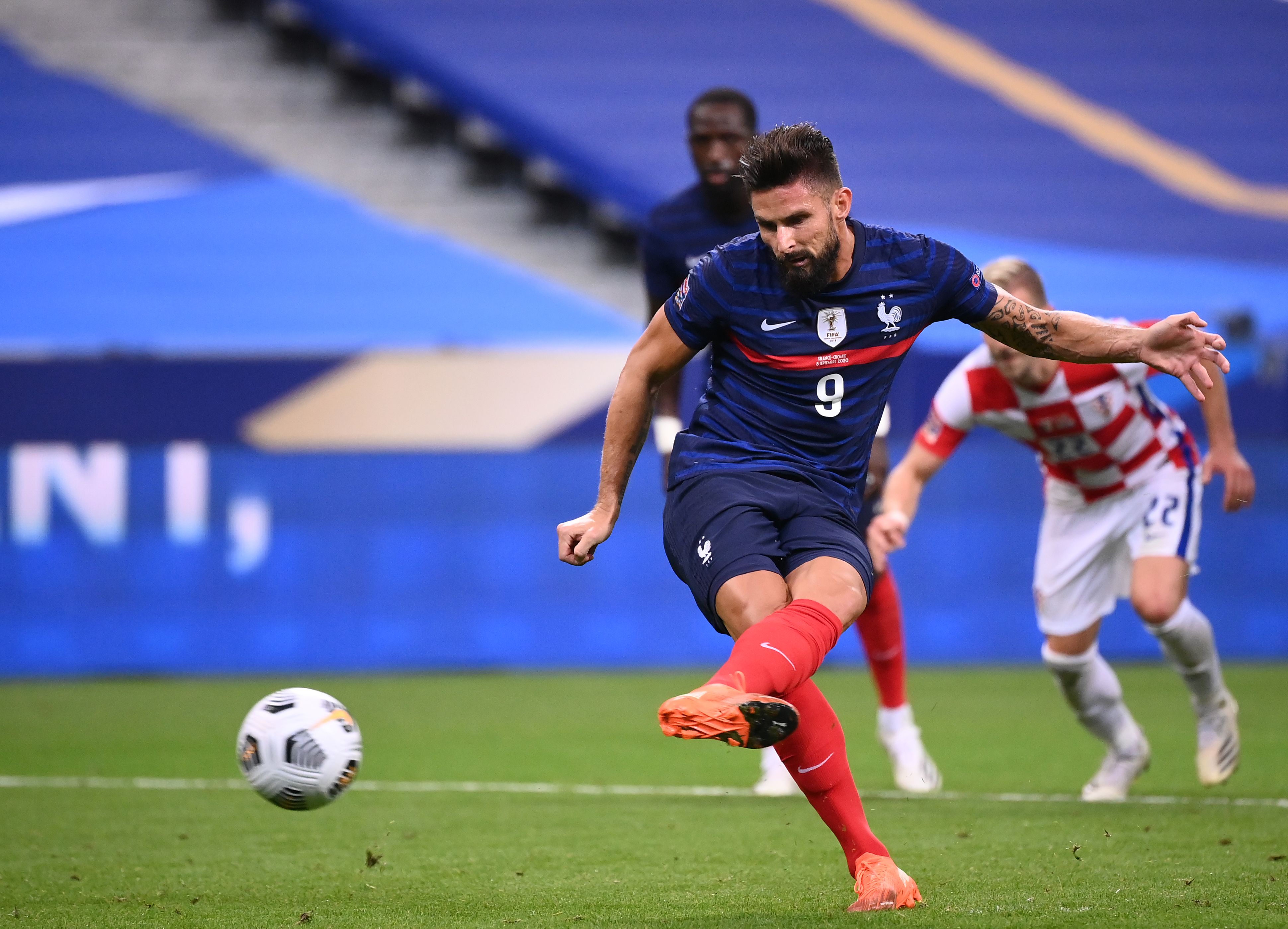 Striker Prancis Oliver Giroud melepaskan tendangan penalti dalam laga melawan Kroasia di UEFA Nations League, Rabu (9/9). 