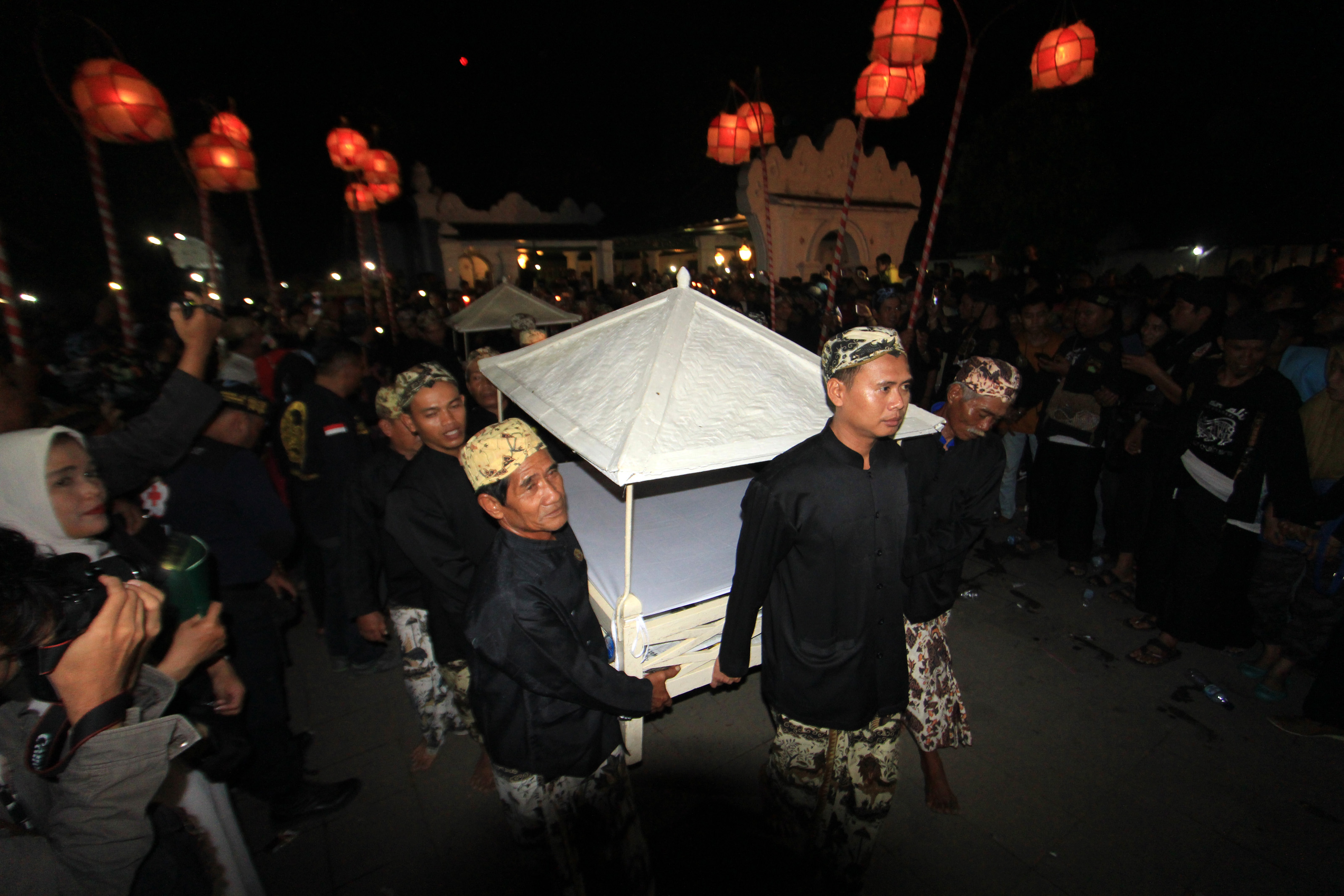 Sejumlah abdi dalem membawa pusaka dan sesaji saat tradisi Panjang Jimat di Keraton Kasepuhan, Cirebon, Jawa Barat