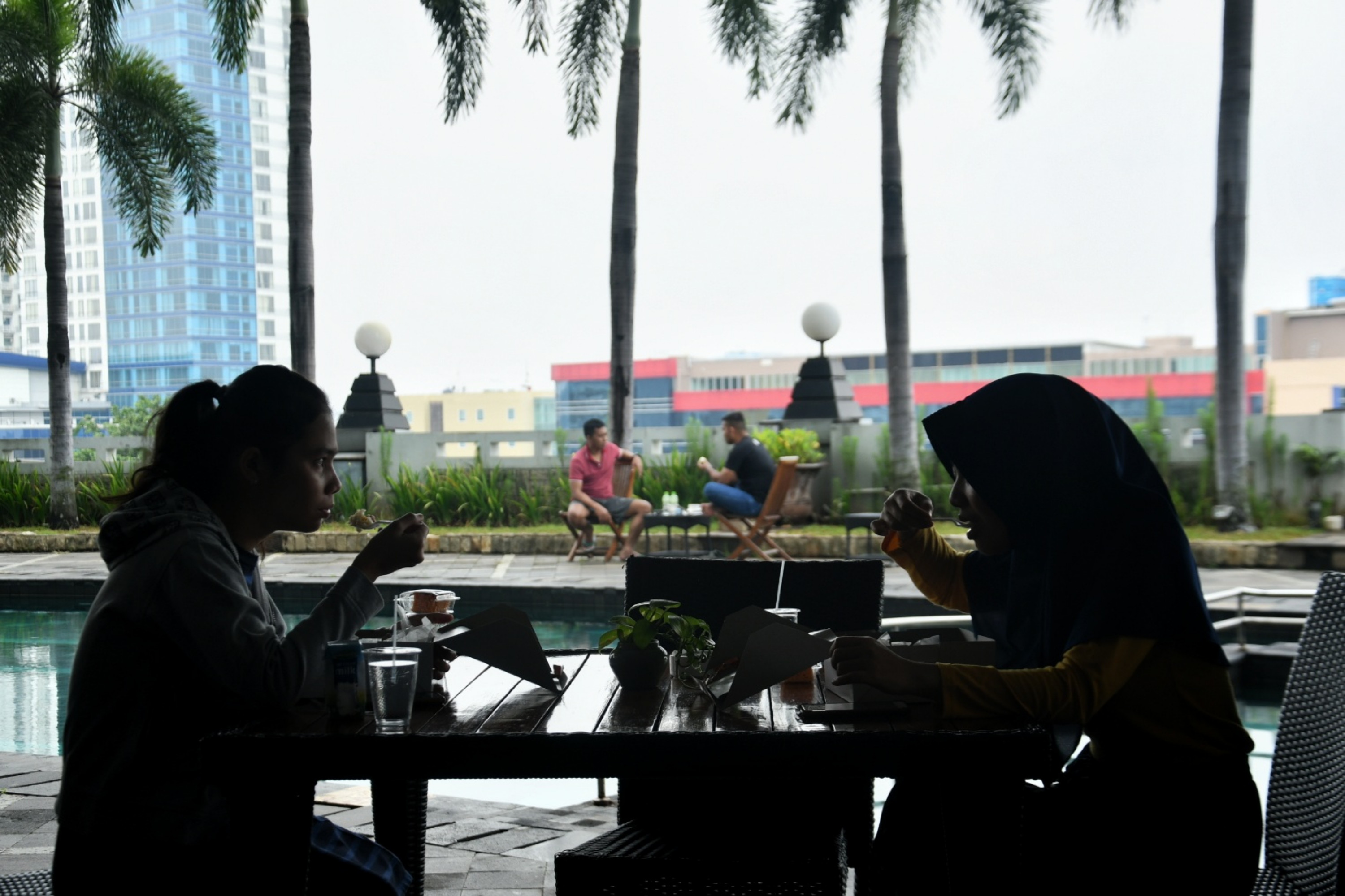 Aktivitas tenaga medis yang menangani covid-19 saat beristirahat di The Media Hotel & Towers, Jakarta, beberapa waktu lalu.