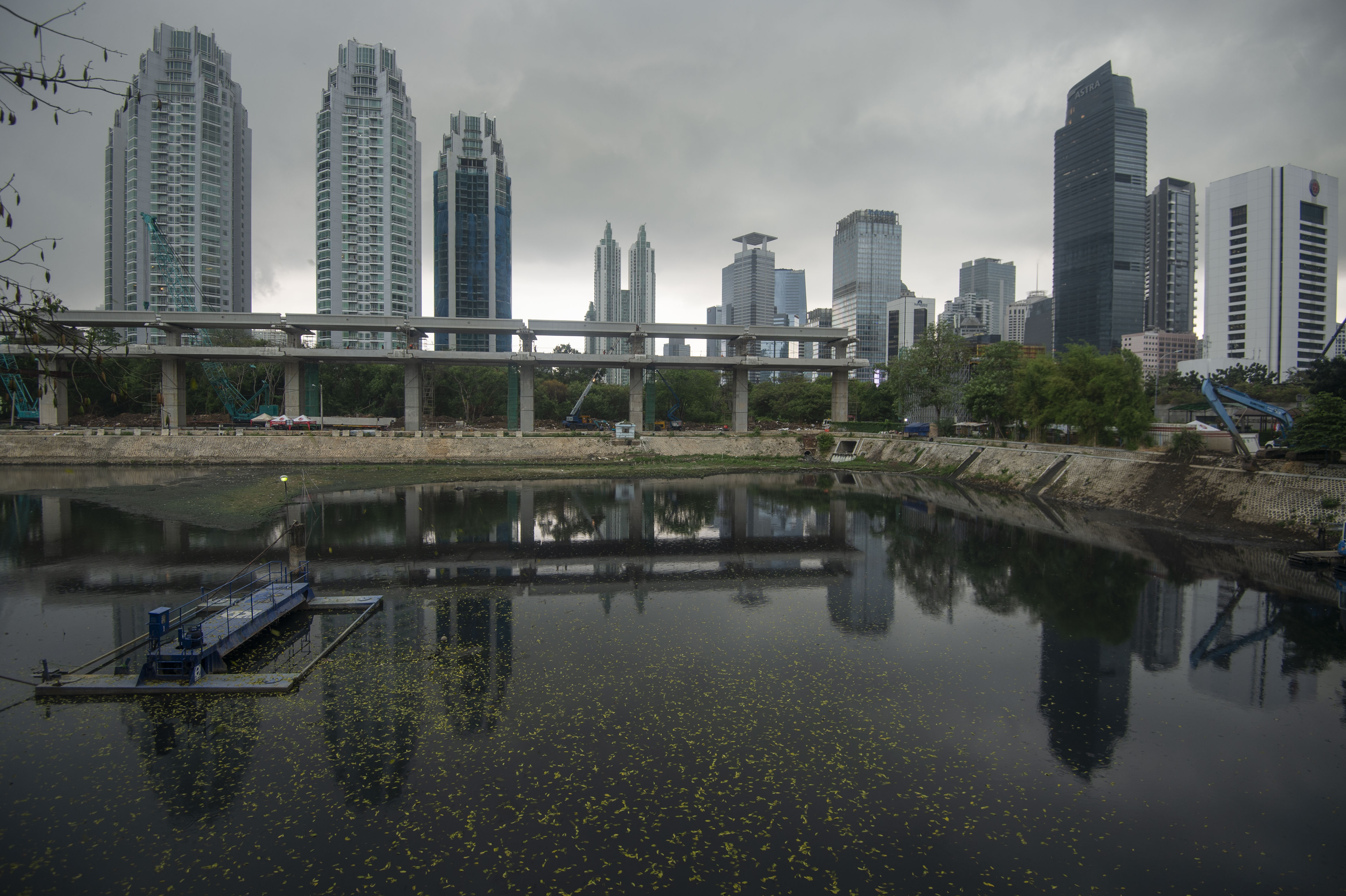  Suasana sejumlah gedung perkantoran di Jakarta. Pandemi covid-19 membuat sejumlah perusahaan melakukan WfH.