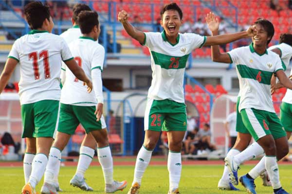 Gelandang timnas Indonesia U-19 Beckham Putra Nugraha (tengah) meluapkan kegembiraan setelah gol kemenangan dilesakkan 