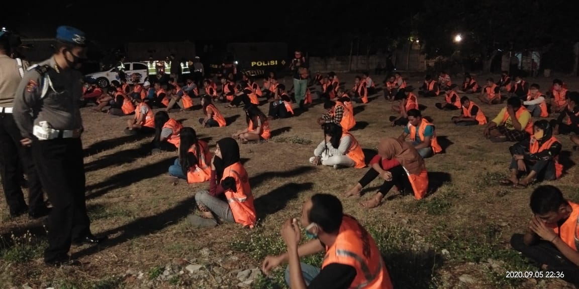 Pelanggar prokes yang dihukum berdoa di makam korban covid-19. 