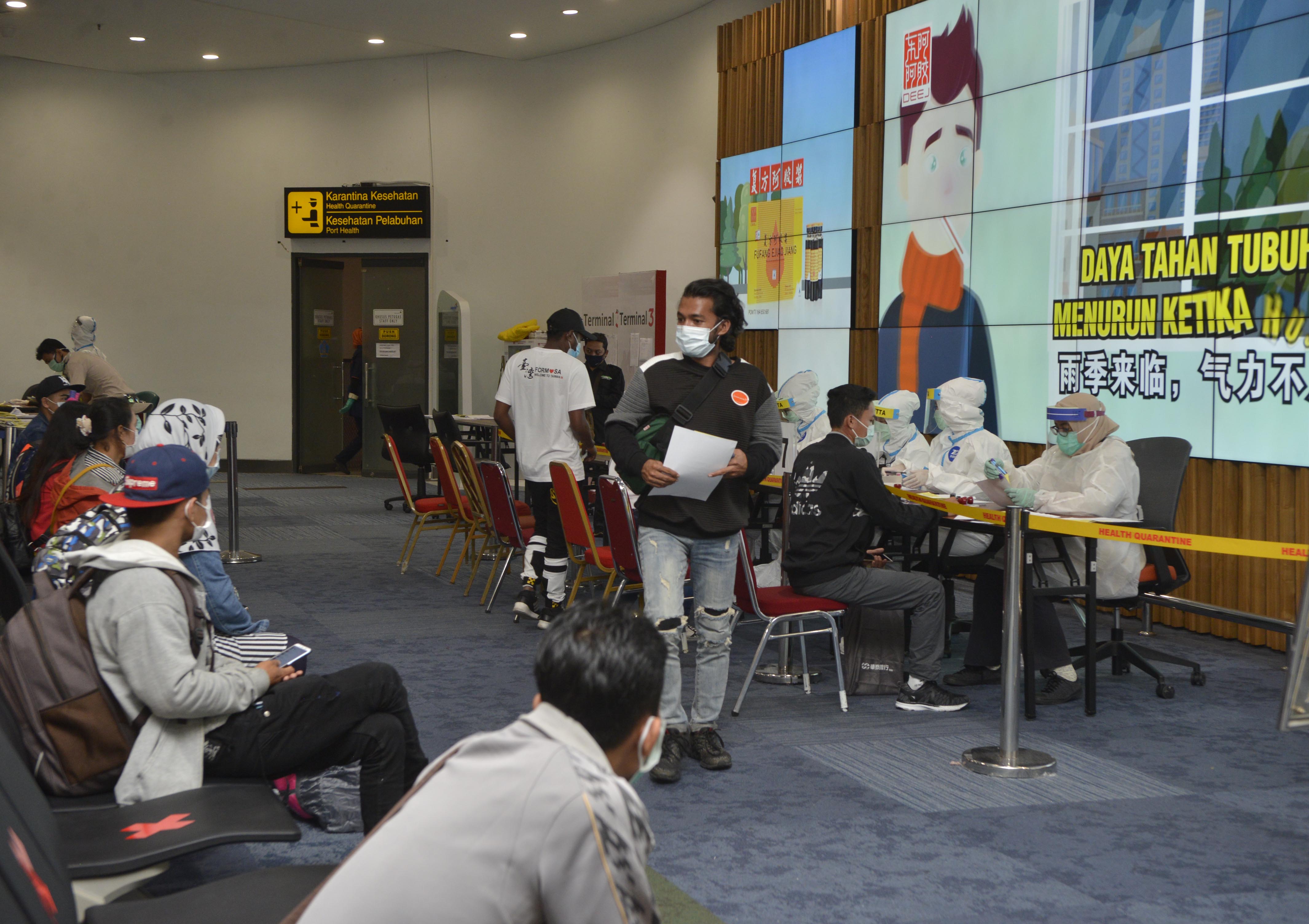 Pekerja Migran Indonesia tiba di Bandara Soekarno Hatta menunggu pemeriksaan kesehatan.