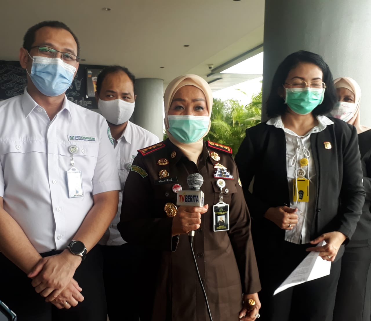 Kepala Kejaksaan Negeri Karawang, Rohayatie saat memberikan ketarangan pers di PN Karawang, Senin (28/9)