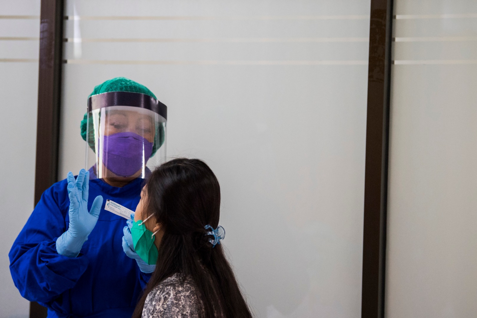 Petugas kesehatan saat memberikan arahan kepada relawan vaksin covid-19.