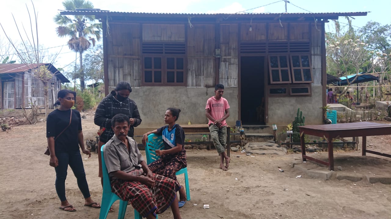 Hendrikus Eden bersama keluarga kesulitan memulangkan jenazah anak dan kedua cucunya yang terkena longsor di Tarakan.