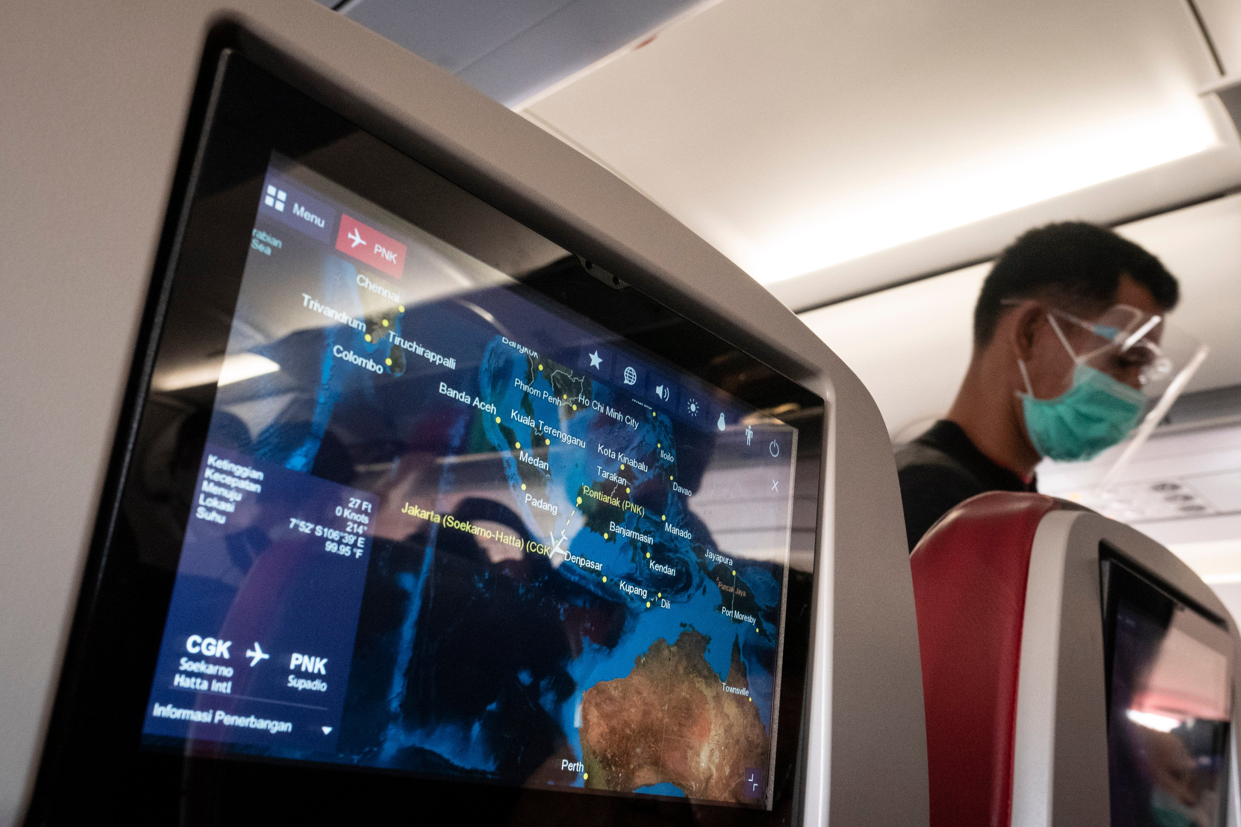 Penumpang berjalan menuju tempat duduk sebelum pesawat lepas landas di Bandara Soekarno Hatta, Tangerang, Banten, Rabu (9/9/2020).