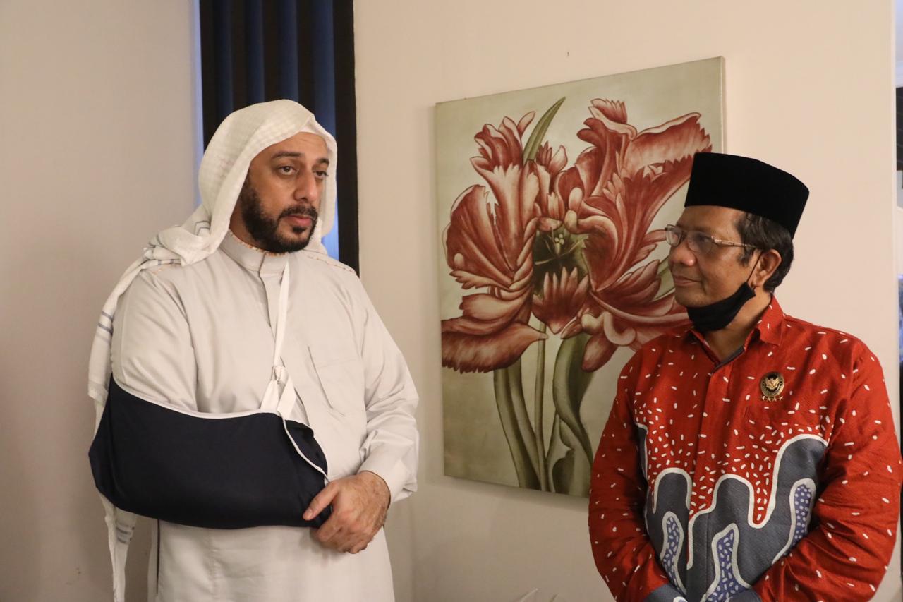 Menko Polhukam Mahfud MD menjenguk Syeikh Ali Jaber di kediamannya Rawamangun, Jakarta Pusat, Senin (14/9/2020)