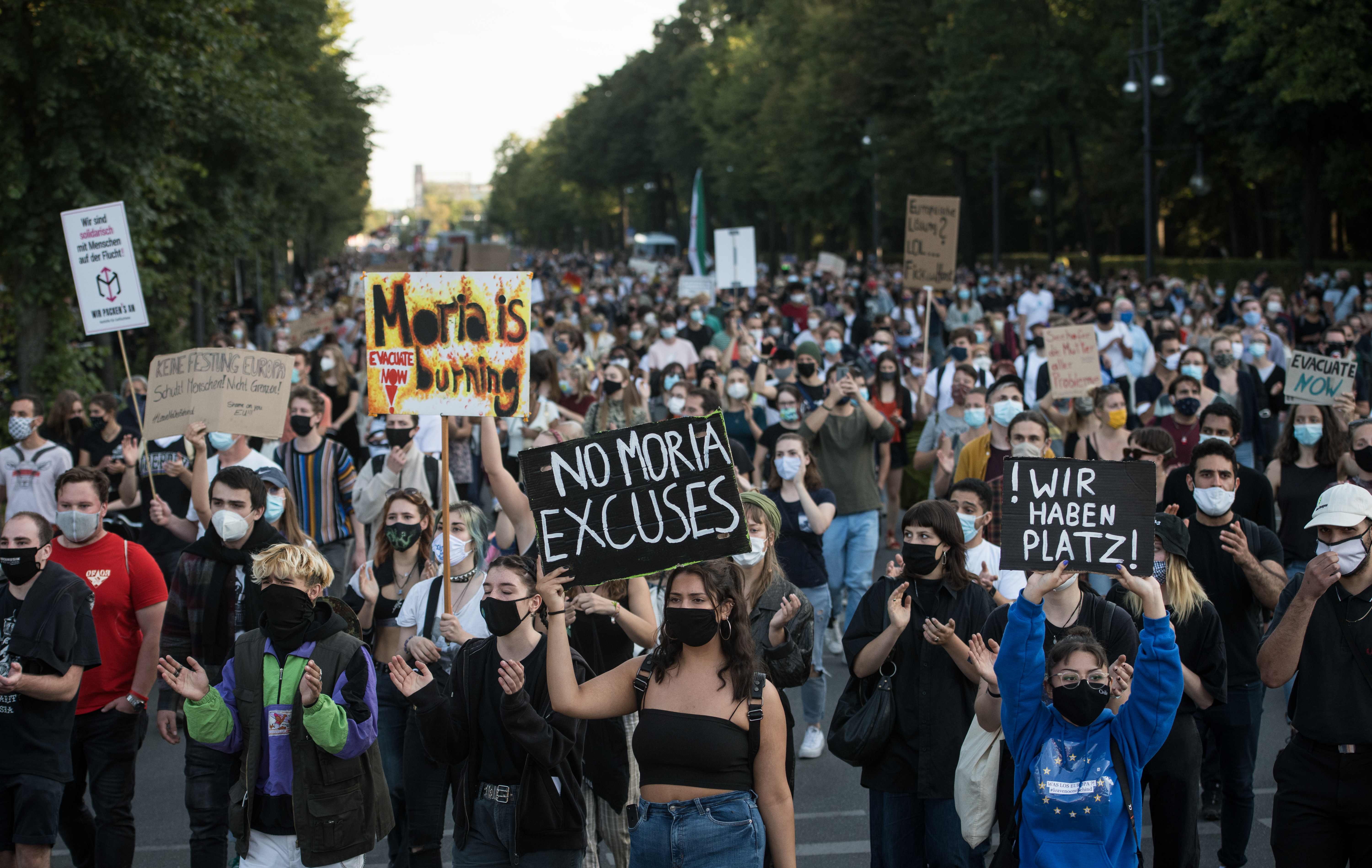 Aksi demonstrasi di Berlin, Jerman menuntut evakuasi pengungsi dari Moria setelah kamp pengungsian mereka terbakar.
