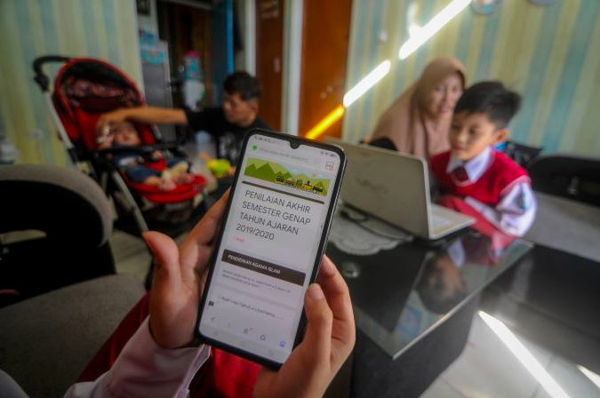 Siswa melakukan pembelajarans ecara daring selama pandemi Covid-19  