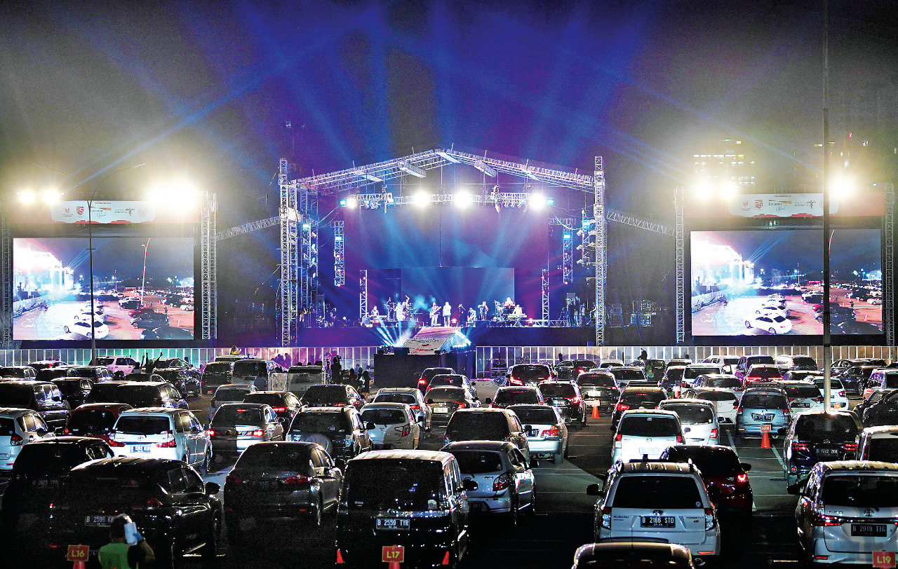 Konser grup band Kahitna bertajuk New Live Experience 2020 digelar dengan konsep drive-in di lapangan parkir JI Expo Kemayoran, Jakarta.