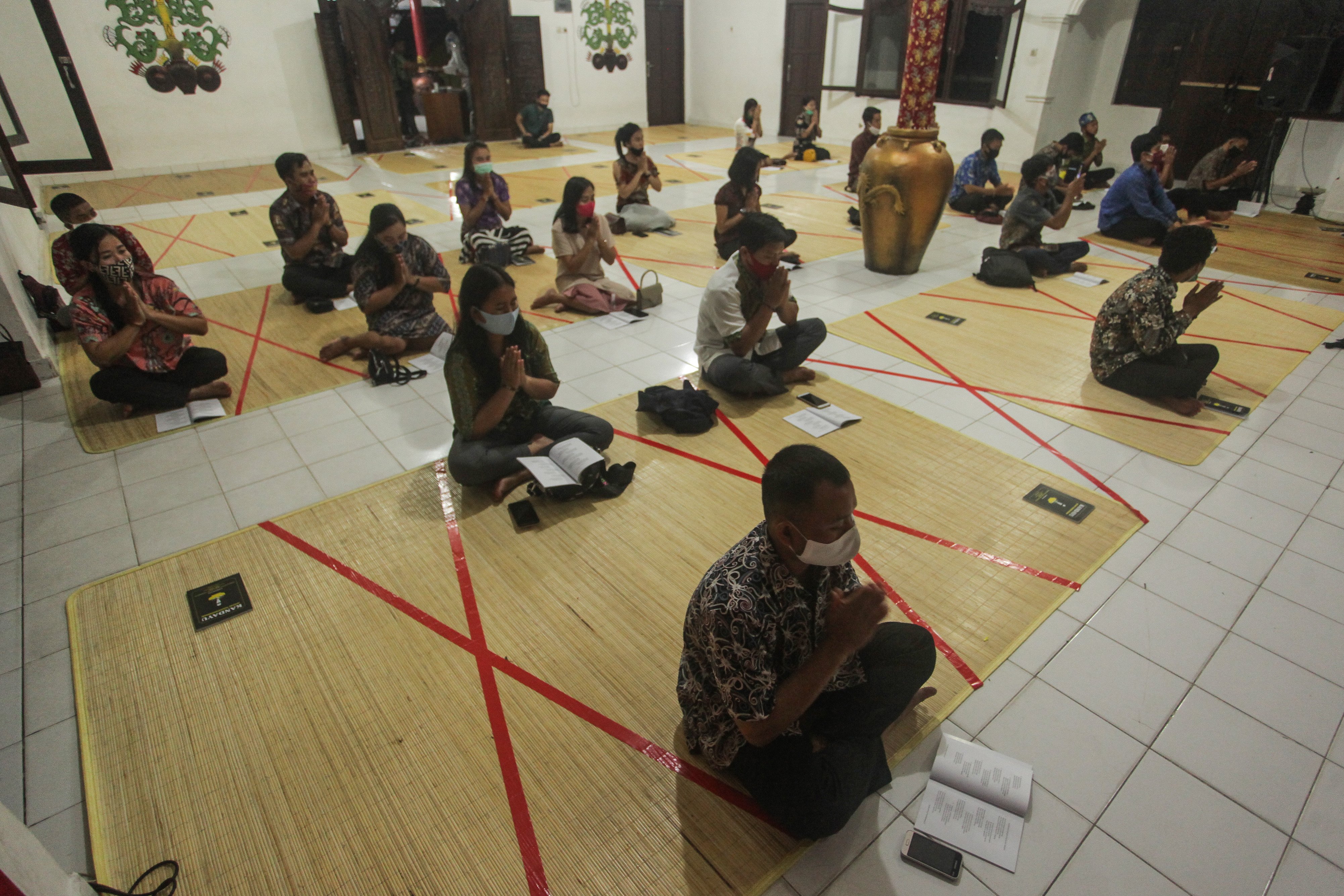 Majelis Agama Hindu Kaharingan (MAHK) setempat kembali menggelar ibadah Hindu Kaharingan di balai Basarah