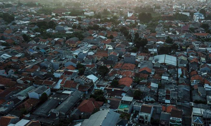 Foto udara permukiman padat penduduk di wilayah Jakarta.