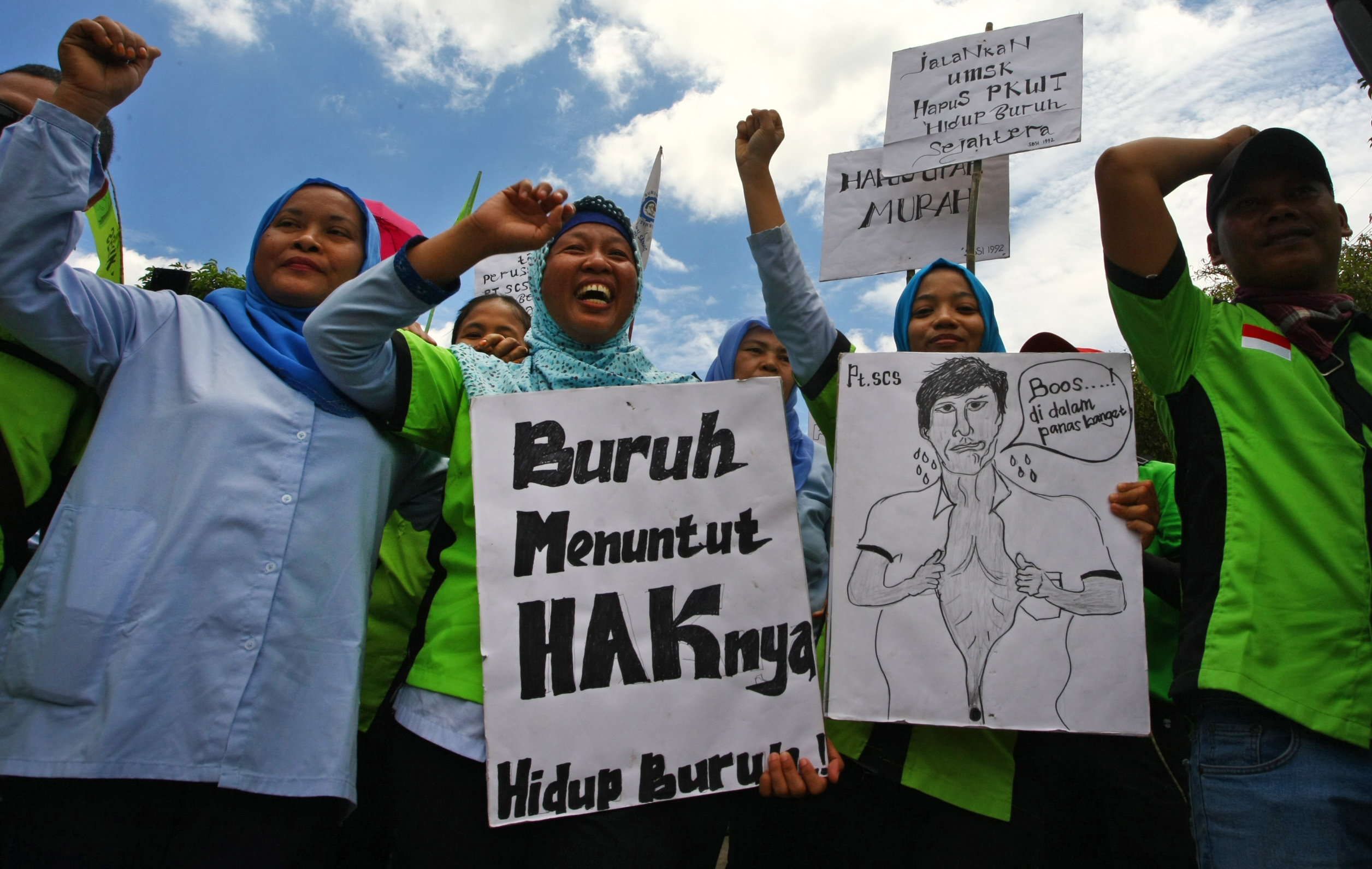 Buruh mogok menuntut haknya.