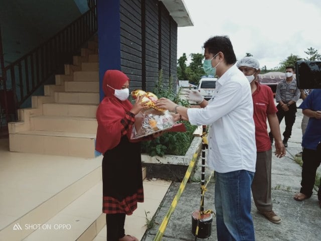 Penyerahan bingkisan untuk pasien covid-19 yang dinyatakan sembuh di Sorong Selatan.