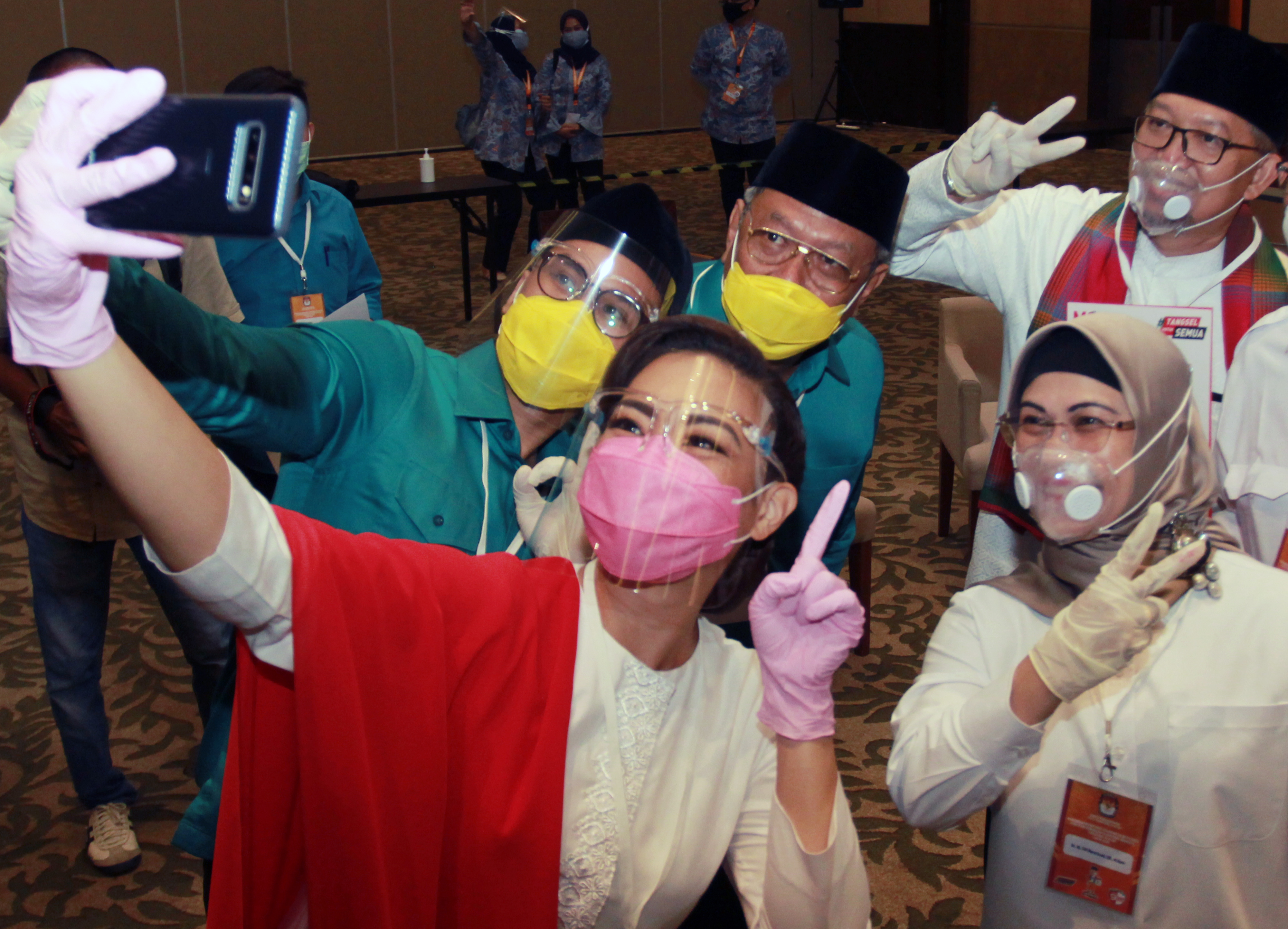 Suasana seusai pengundian nomor urut pemilihan wali kota Tangerang Selatan, Banten, Kamis (24/9).