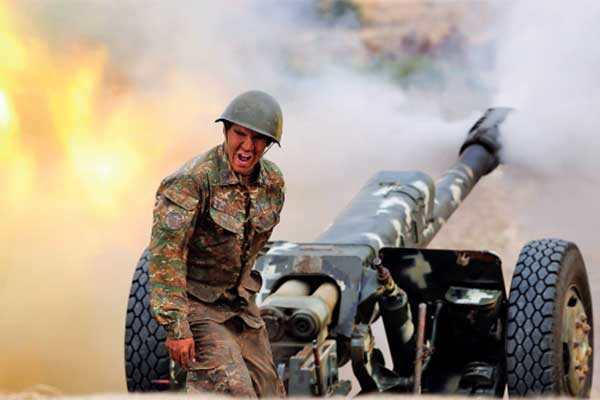 Anggota angkatan bersenjata Karabakh menembakkan artileri selama bentrokan antara Armenia dan Azerbaijan di perbatasan Nagorno-Karabakh