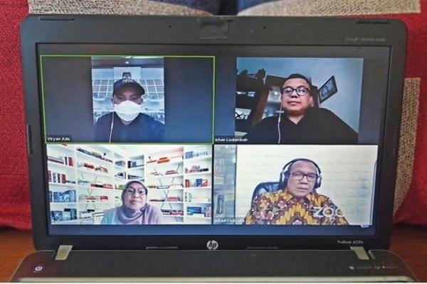 Para pembicara (dari kiri atas, searah jarum jam) Komisioner KPU Viryan Azis, moderator Ichan Loulembah, pengajar FISIP Universitas Hasanudd