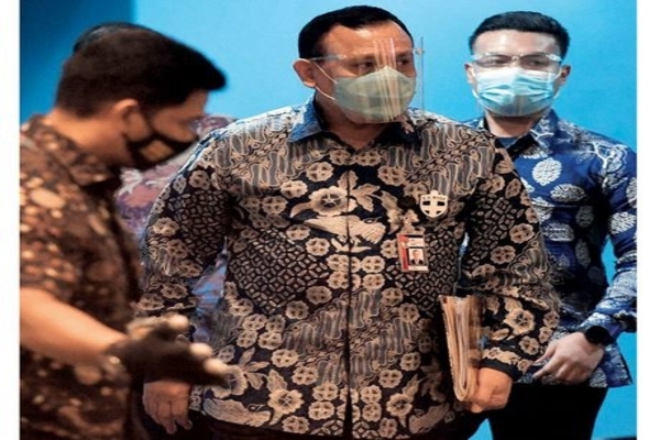 Ketua KPK Firli Bahuri (tengah) bersiap menjalani sidang etik dengan agenda pembacaan putusan di Gedung ACLC KPK, Jakarta, kemarin.