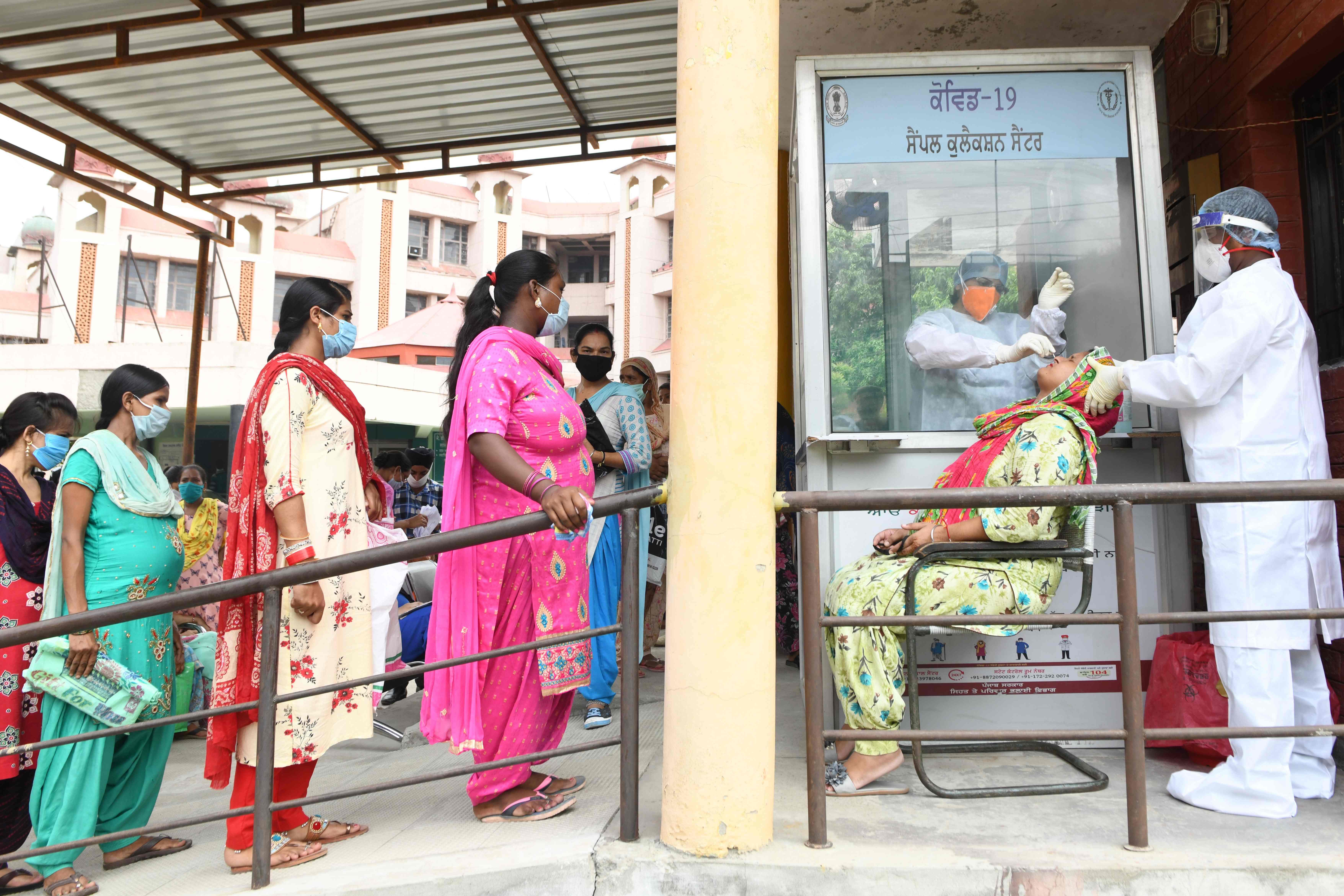 Warga India mengantre untuk dites usap oleh petugas kesehatan. ​​​​​​​