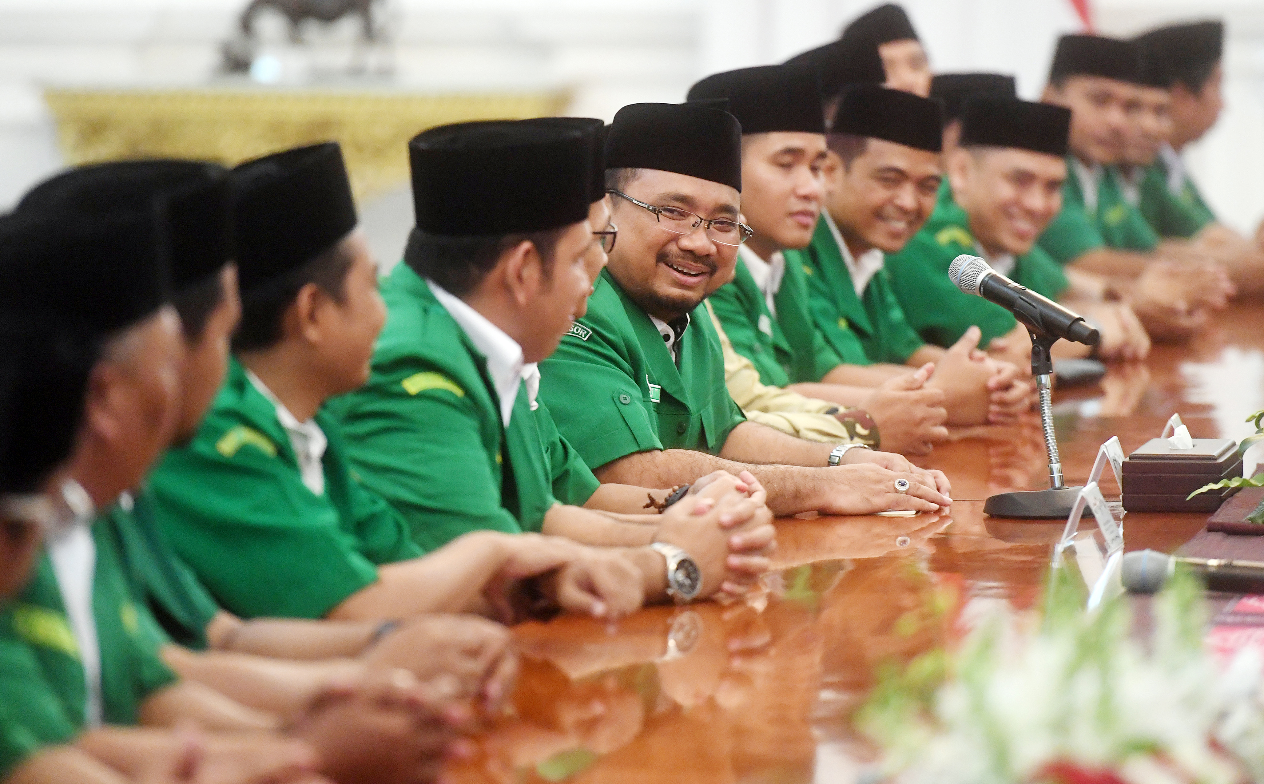 Ketua Umum Gerakan Pemuda (GP) Ansor Yaqut Cholil Qoumas (tengah)