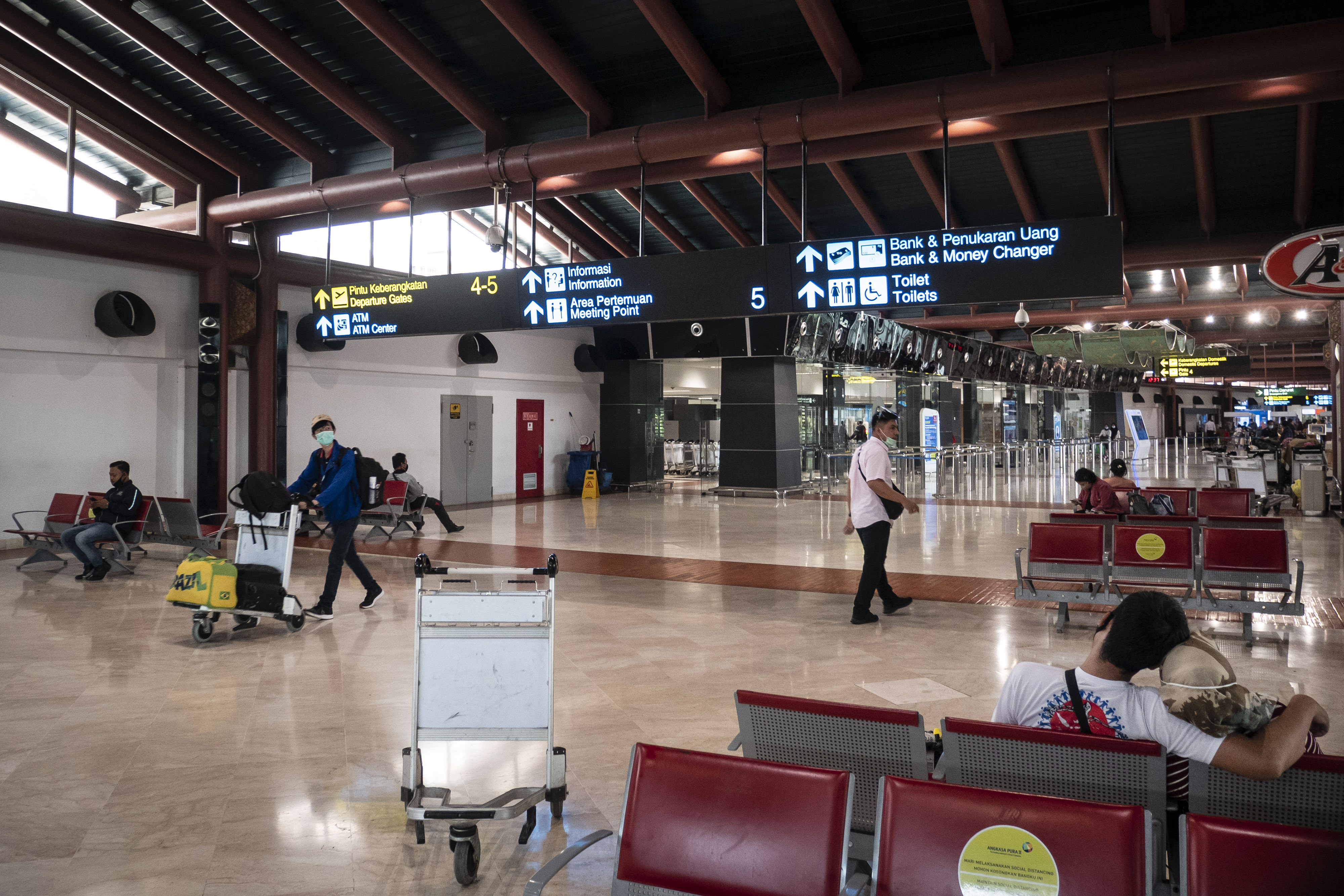 Calon penumpang beraktivitas di Terminal 2 Bandara Soekarno Hatta, Tangerang, Banten.