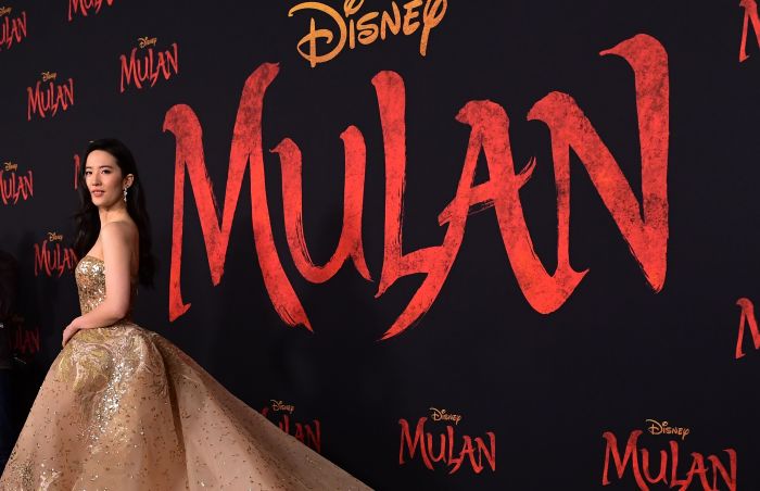 Pemeran utama Mulan Liu Yifei, menghadiri penayangan perdana film Mulan di Dolby Theatre, Hollywood.  