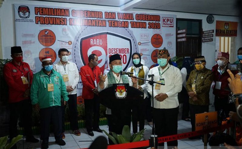 Paslon Sugianto-Edy di Kantor KPU Kalteng, Minggu malam (6/7).