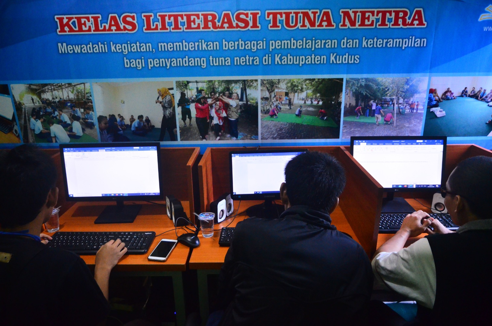 Warga penyandang tunanetra mengikuti latihan mengetik saat kelas literasi tunanetra di Perpustakaan Daerah (Perpusda), Kudus, Kamis (24/9).