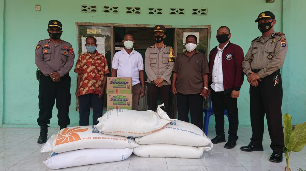 Bantuan beras dan mi dari Polres Kabupaten Sikka bagi warga Desa Done