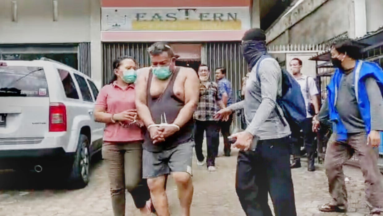 Suasana penggerebekan narkoba yang melibatkan anggota DPRD Kota Palembang di tempat usaha laundry, Selasa (22/9).