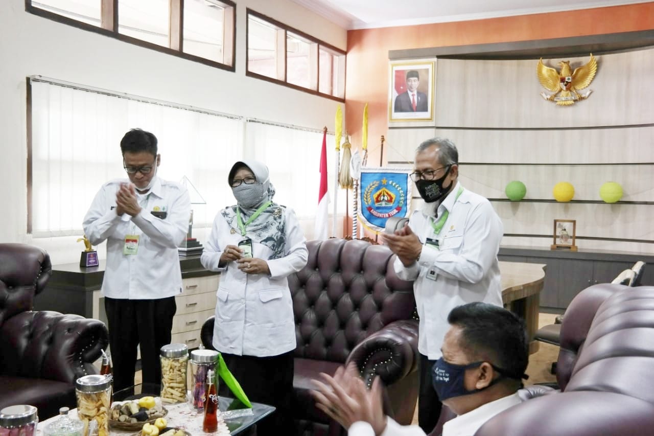 Bupati Tegal, Umi Azizah (tengah) dan Kepala BPPSDMP Dedi Nursyamsi (kiri). 
