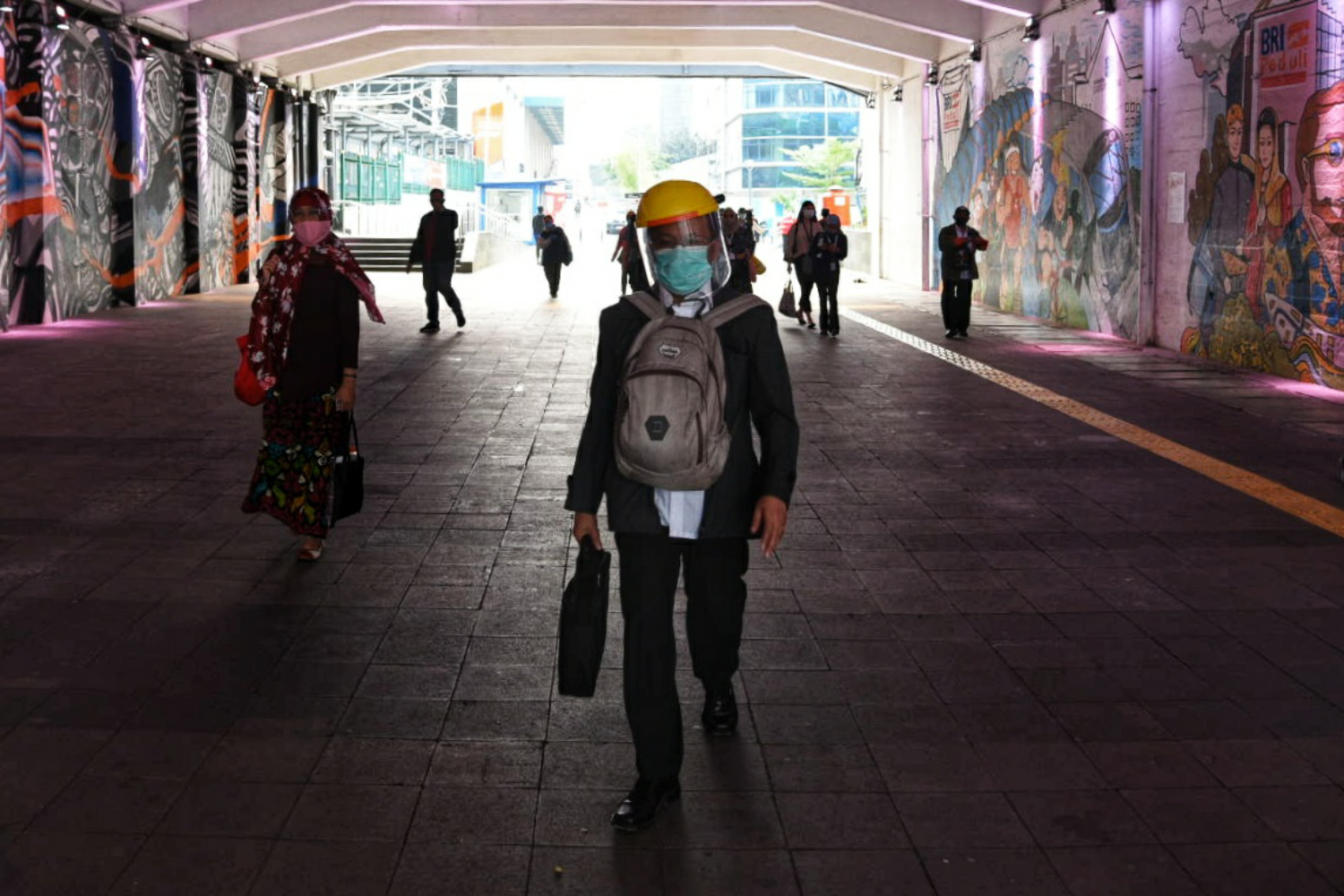 Pekerja melintas di Jalan Jenderal Sudirman, Jkarta, saat jam pulang kerja