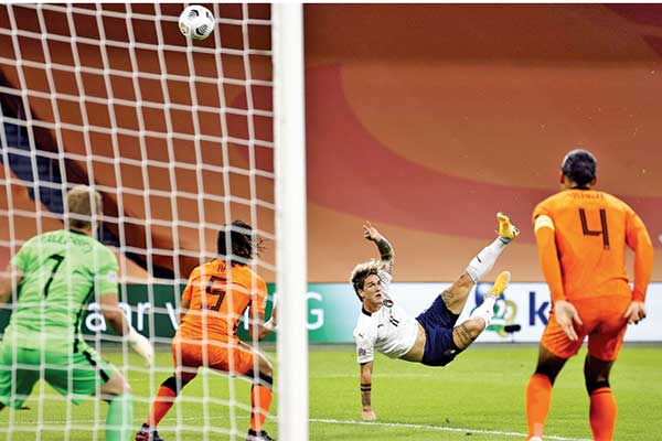 Tendangan midfielder Italia Nicolo Zaniolo masih melambung di atas mistar gawang tuan rumah Belanda 